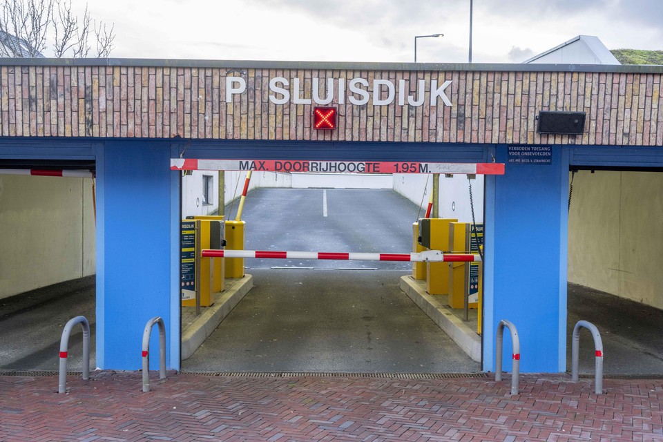De parkeergarage Sluisdijk gaat bijna drie maanden op slot vanwege een verbouwing.