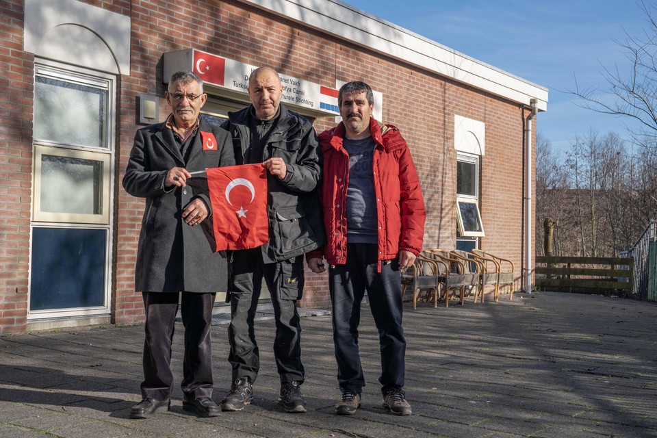 Bezoekers aan de Turkse moskee in Den Helder met Omer Kumas (midden) en Ramatan Acar (rechts)