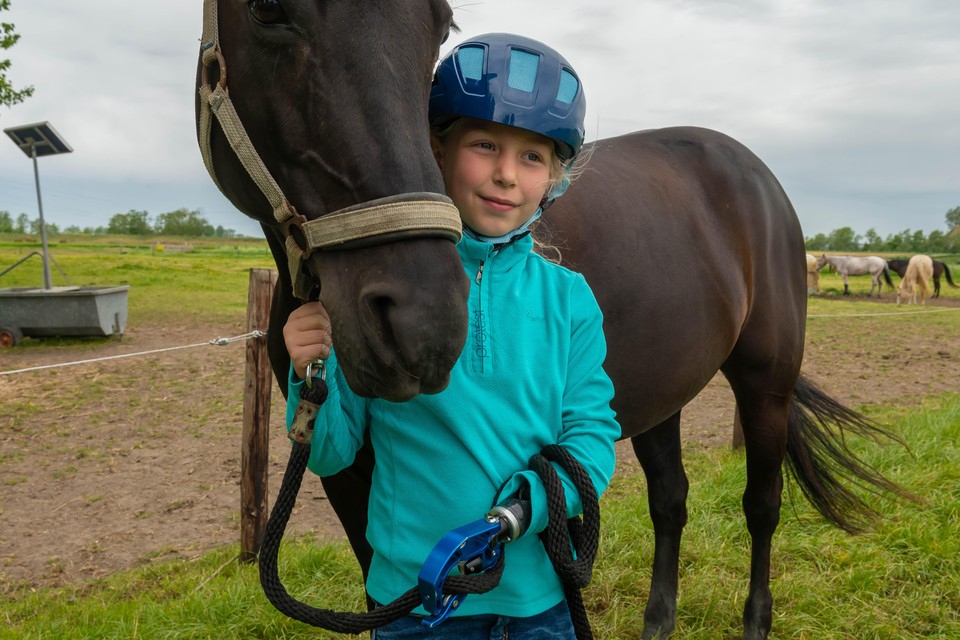 Met haar speciale sportprothese kan Roxy paardrijden.