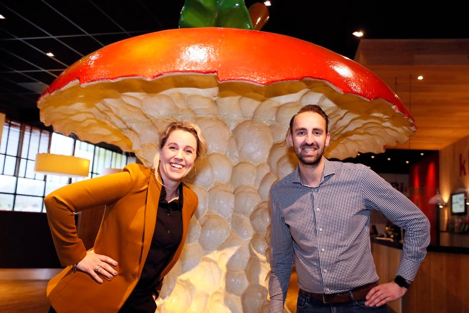Teammanager Mariska Dekker en parkmanager Tom Clarijs bij, de appel, hét overal terugkerende symbool van groeibriljant De Bongerd in de Holle Bolle Boom.