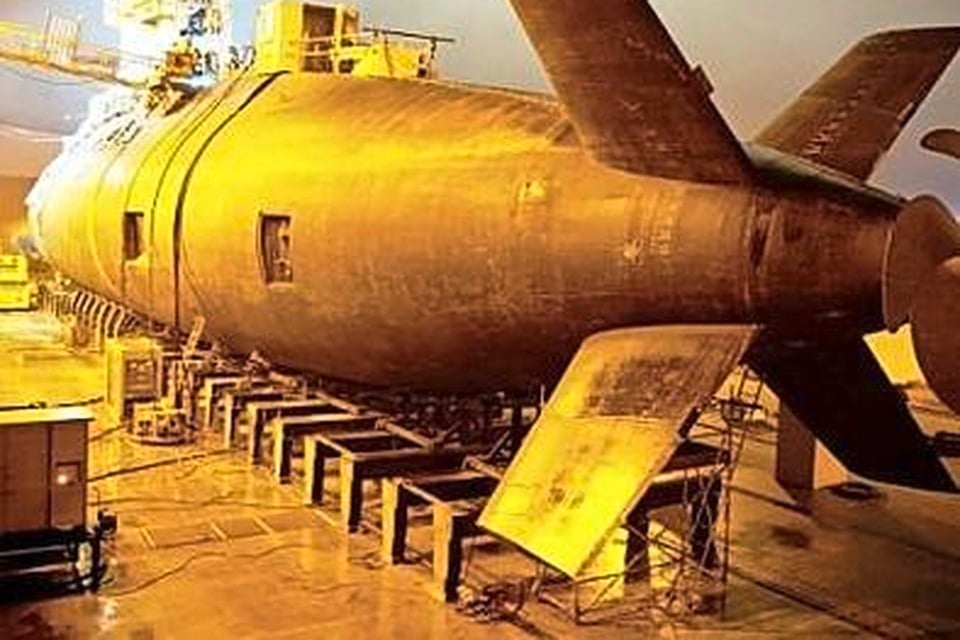 Onderhoud van een onderzeeboot in Den Helder.