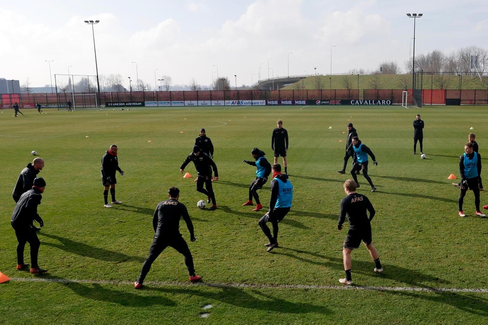 Vanwege de vorst trainde AZ vrijdag op het veld naast het stadion. Ook volgende week worden de trainingen daar afgewerkt.