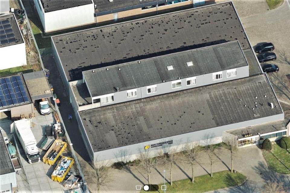 De woning op het dak van het bedrijf op Neutronweg 8.