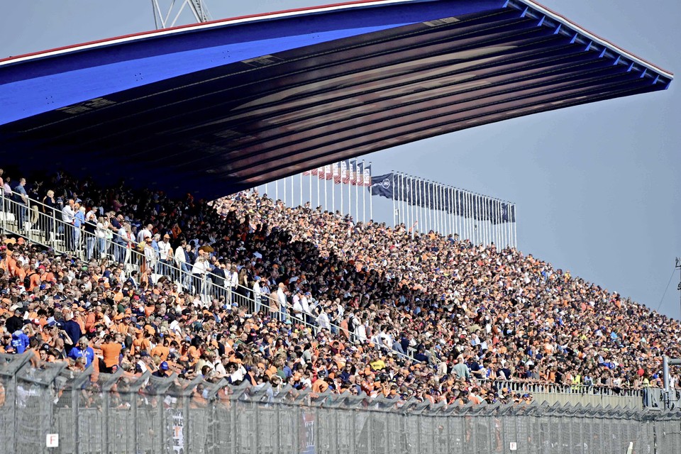 Verstappen geniet van 70.000 fans op tribune in Zandvoort. Lees hier alles  over de laatste ontwikkelingen rond de Formule 1 [foto's, video's] |  Noordhollandsdagblad