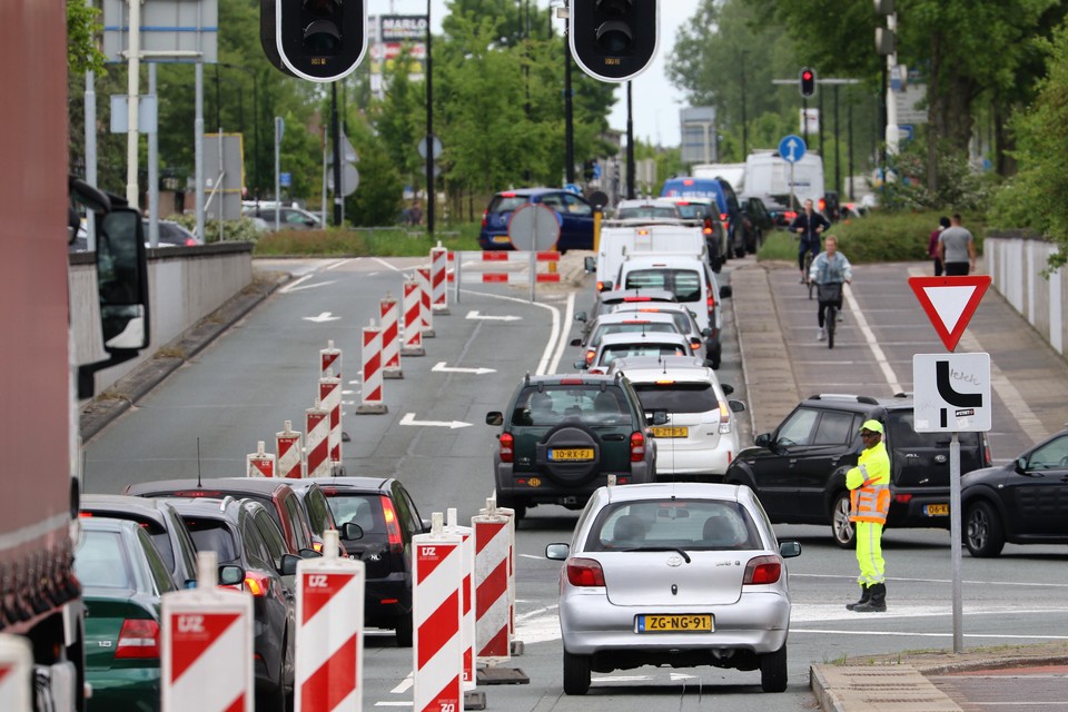 Een verkeersregelaar bij de Viaductweg in Beverwijk om het verkeer dat wil afslaan naar de Parallelweg tegen te houden.