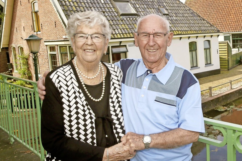 Cees en Annie Pool-Sytsma in het  hen zo vertrouwde Kolhorn. Het echtpaar is zeventig jaar getrouwd.
