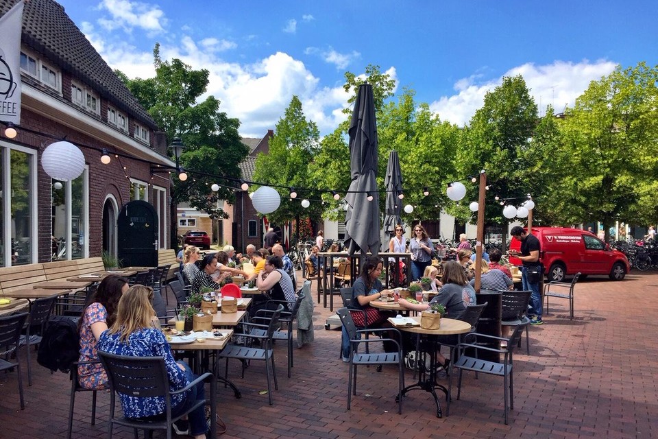 Het grootste gedeelte van het terras van Your Coffee aan het Wagenmakersplein in Hilversum is rookvrij.