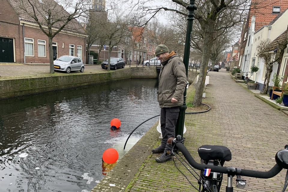 Jan Willem Visser kijkt hoe het staat met de vissen in de sloot.