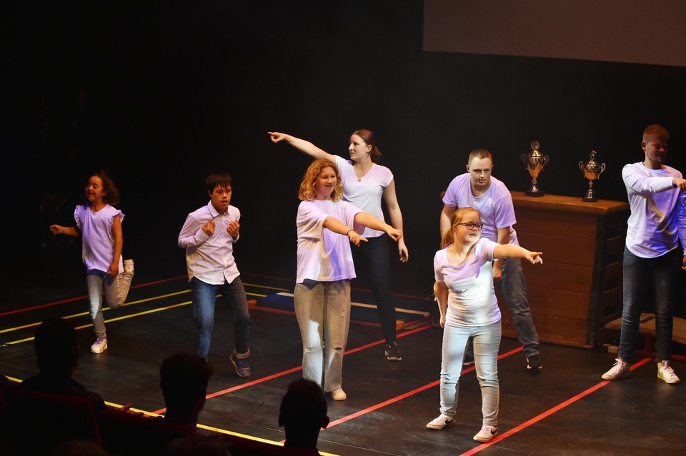 Een dansgroep van Juvat Westendorp verzorgde een bijzonder optreden voor de Zaanse topsporters en hun aanhang.