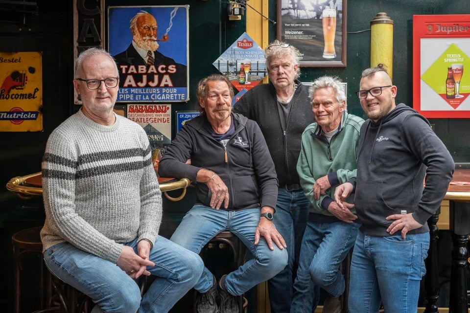 Oudgedienden Rein Stam, Ton Methorst, Henk Jan Klok, Cor Kuip en de huidige uitbater Kevin Viveen in café De Kuip.