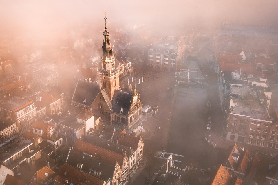 De winnende foto ’Alkmaar in de mist’.