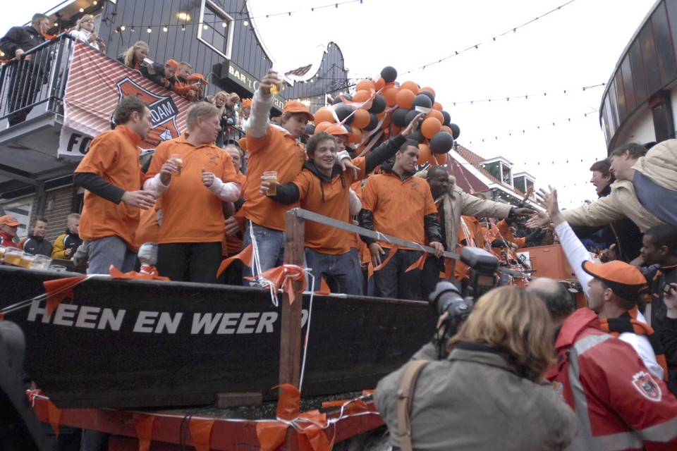 In 2008 werd de promotie van FC Volendam naar de eredivisie nog in de ’Heen-en-Weer’ op de Dijk gevierd.