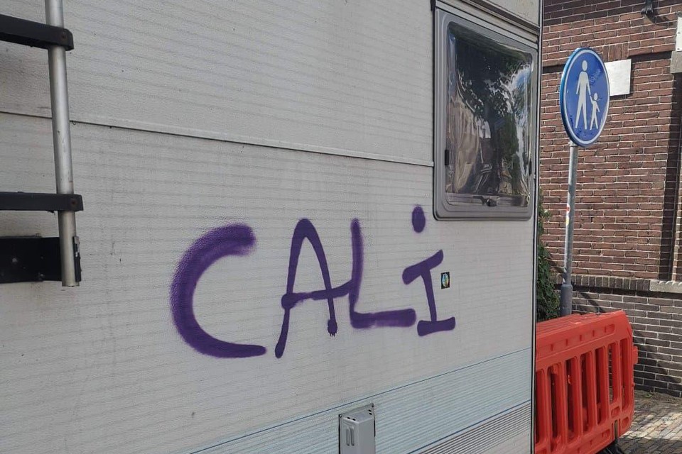De camper van Ben Mendes is beklad met graffiti.