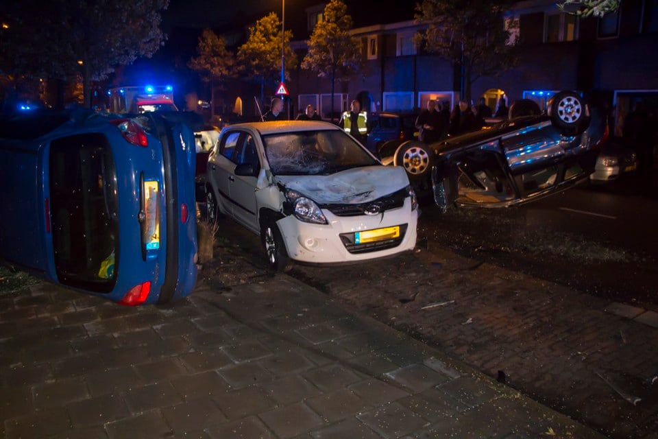 Twee auto's over de kop op Ruyghweg: twee zwaargewonden. Foto: DNP.NU