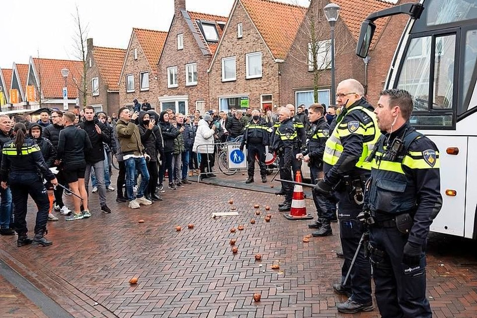 De bus van aanhangers van de actiegroep Kick Out Zwarte Piet wordt bekogeld met oliebollen en eieren tijdens een demonstratie.
