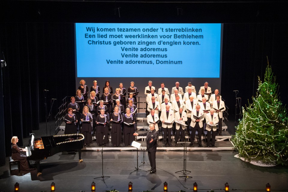 Dirigent Harrie Buijs weet met bravoure zijn ruim veertig leden van het koor aan te voeren.