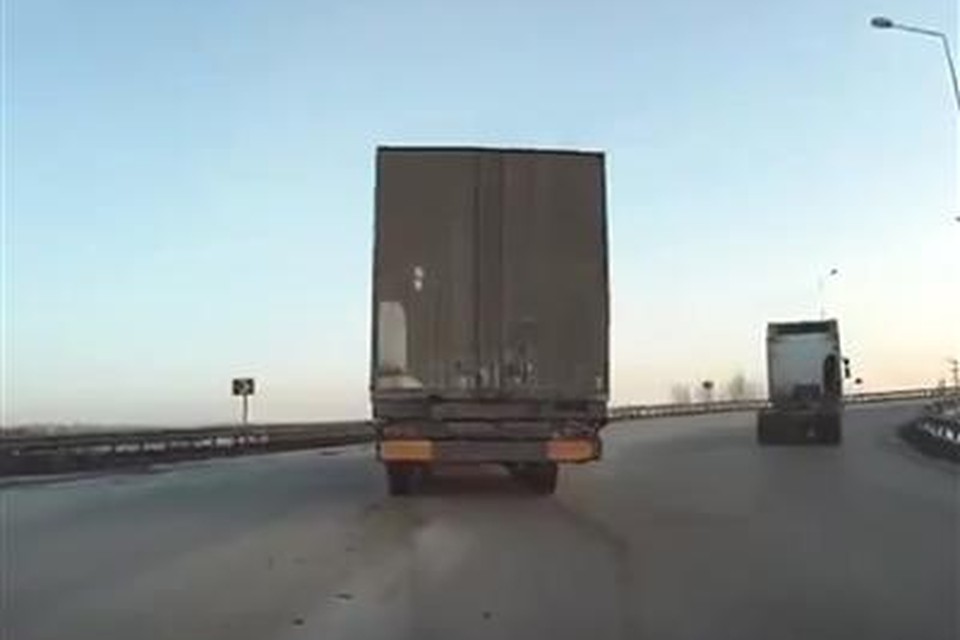 Vrachtwagen verliest oplegger. Videostill.