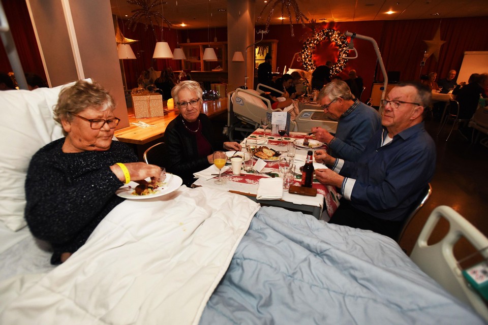 Kathy Lakeman geniet in bed van haar voorgerecht dat ze samen met echtgenoot Dirk (r) en zwager en schoonzus Cor en Joke krijgt voorgeschoteld in het WF Gasthuis.
