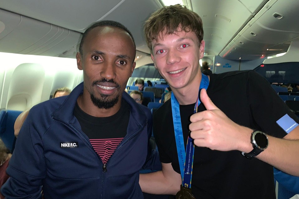 Tibbe Jong met Abdi Nageyee in het vliegtuig.