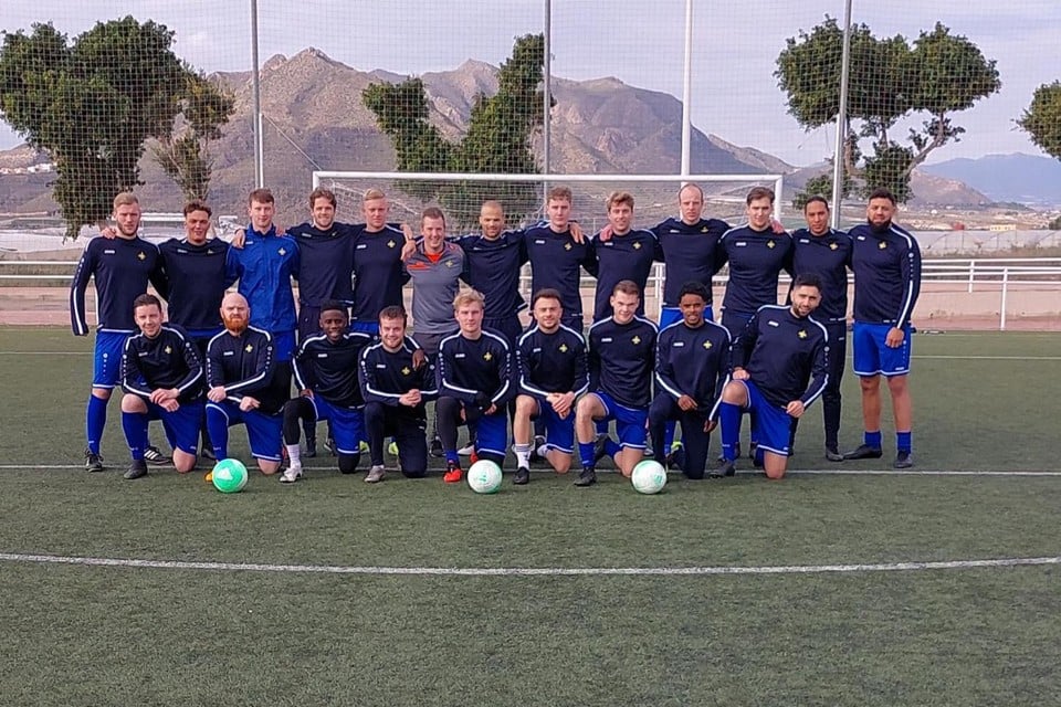De groep van AFC’34 op het veld in Mazarron tijdens het Spaanse trainingskamp.