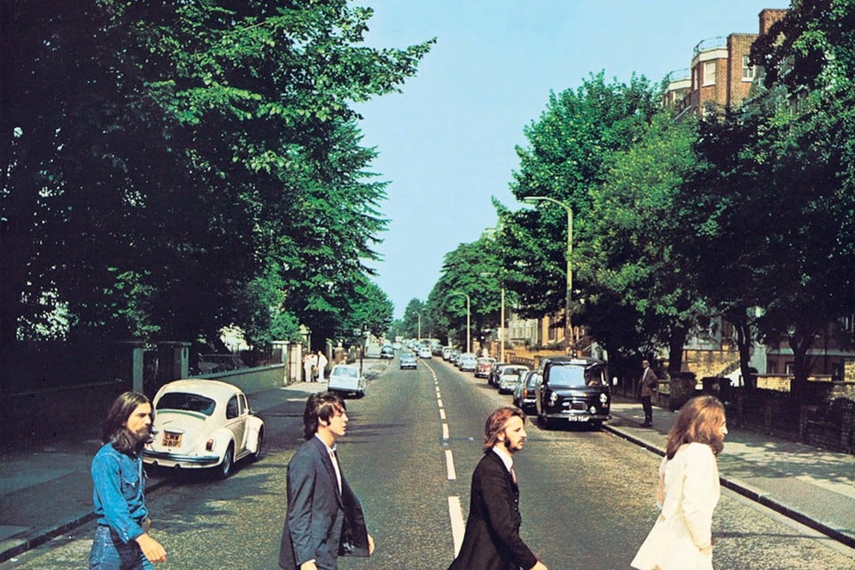 George Harrison, Paul McCartney, Ringo Starr en John Lennon op het zebrapad van Abbey Road.
