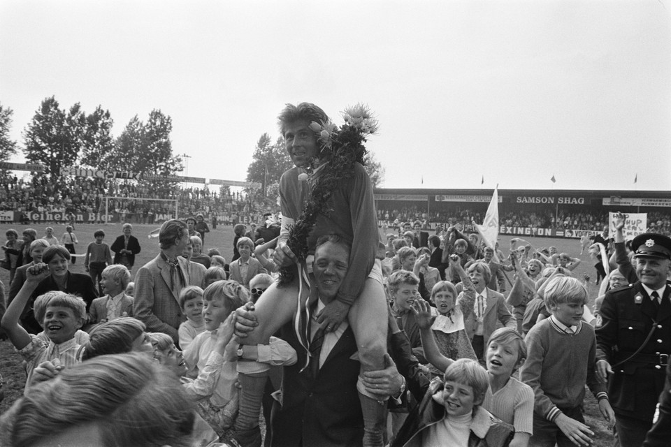Klaas Zwarthoed gaat op de schouders als seizoen ’69/’70 wordt afgesloten met het kampioenschap.