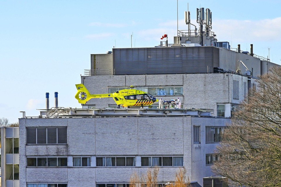De Lifeliner 5, ook wel de corona-helikopter genoemd, op het dak van het Rode Kruis Ziekenhuis om een covidpatiënt over te plaatsen naar een ander ziekenhuis.
