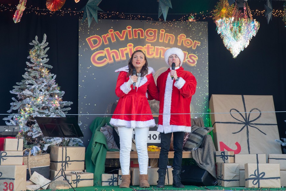 Kevin van den Berg en Manon Blaauw tijdens hun optreden in de kersttruck.