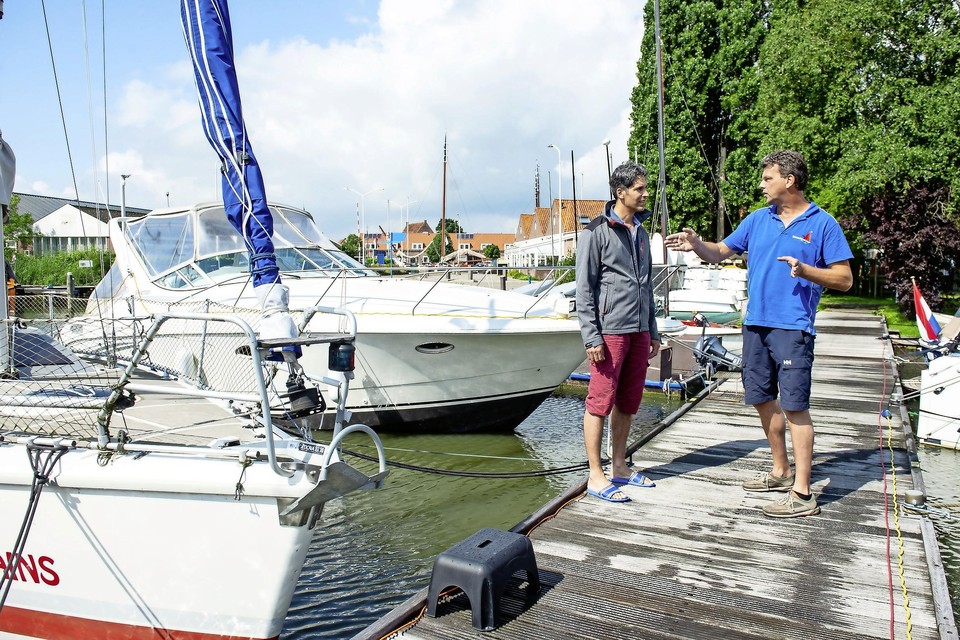Bedrijfsleider Bas Komin van Jachthaven Waterland in gesprek met een klant die een nacht met zijn boot in de passantenhaven heeft doorgebracht