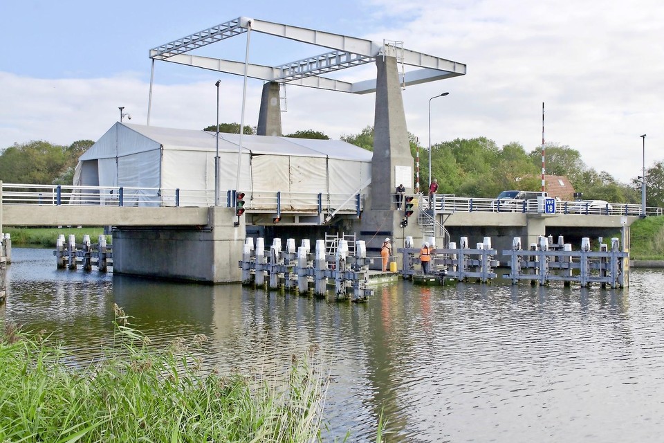 Vorig jaar september kreeg de Waardbrug een nieuwe slijtlaag.