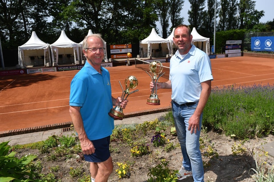 Ronald van der Horst en Roland op de Weegh met de bekers die volgende week zondag te verdienen zijn tijdens ITF Alkmaar op de banen van TC Alkmaar.