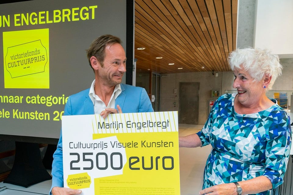 Martijn Engelbregt met prijs en juryvoorzitter Hetty Hafkamp.