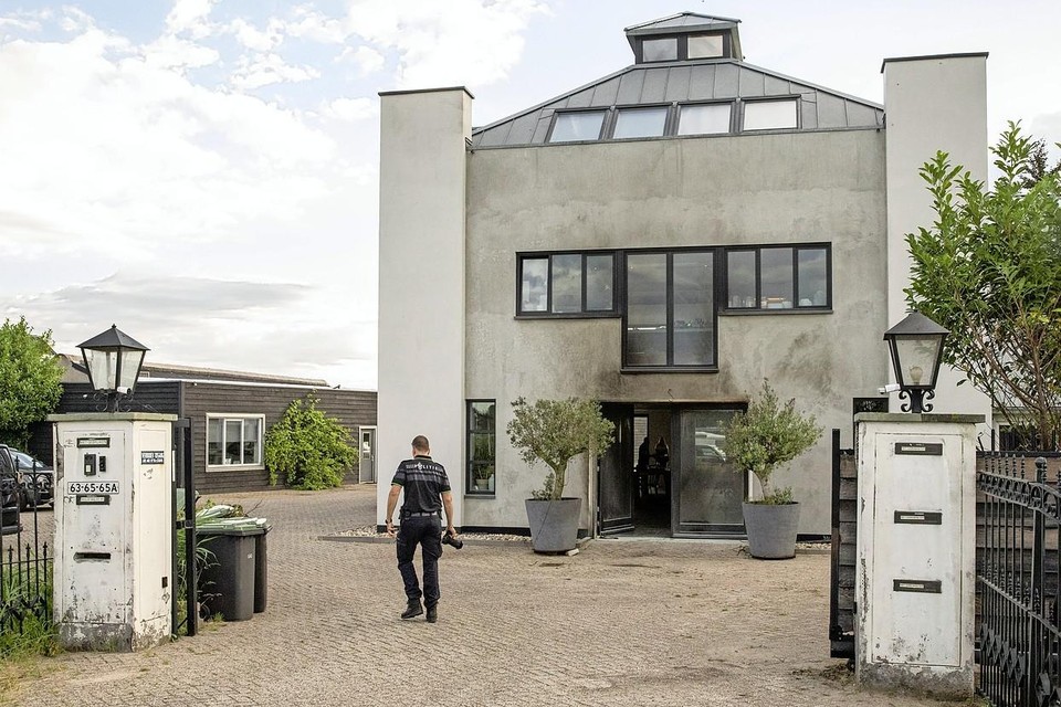 De gevel van de woning aan de Amsterdamsestraatweg in Naarden na de aanslag.