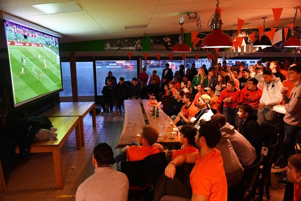De voetbalkantine van De Foresters puilt uit met Oranjefans.