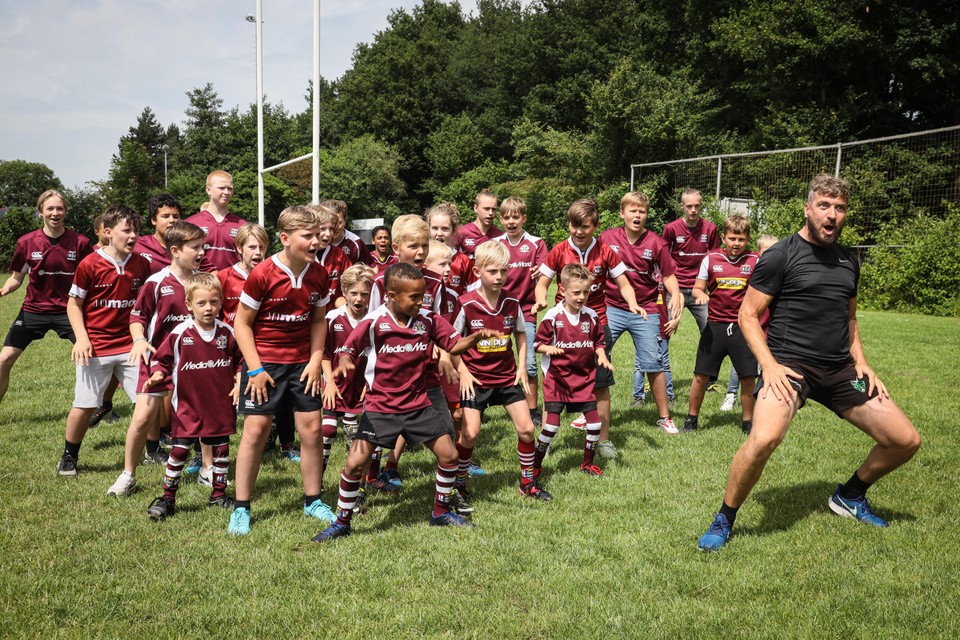 De jonge rugbyers van Rugby Club West-Friesland demonstreren de Haka-dans vanwege het vijftig jarig bestaan van hun vereniging.
