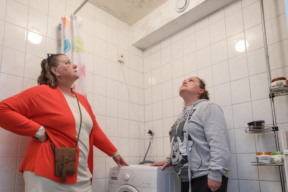 Bewoonster Demelza Frousis (rechts) met Sylvia Hooijboer in de badkamer: ,,Zwarte plekken op het plafond, een wasmachine die staat weg te roesten.”
