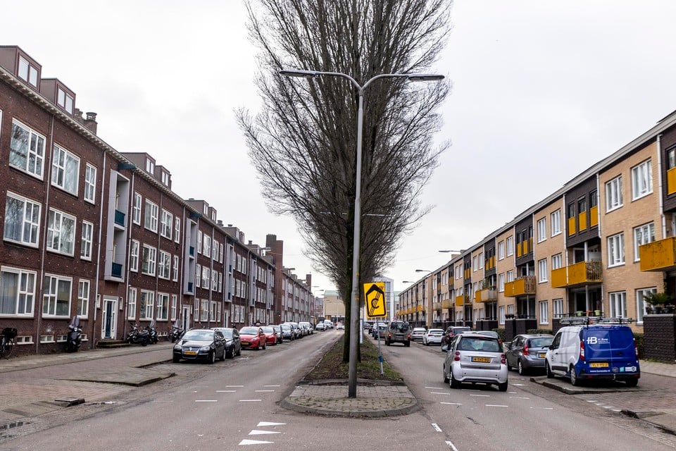De Noostraat in IJmuiden: de flat rechts is gerenoveerd; in de flat links komt schimmel in de bergingen en in de woningen voor.