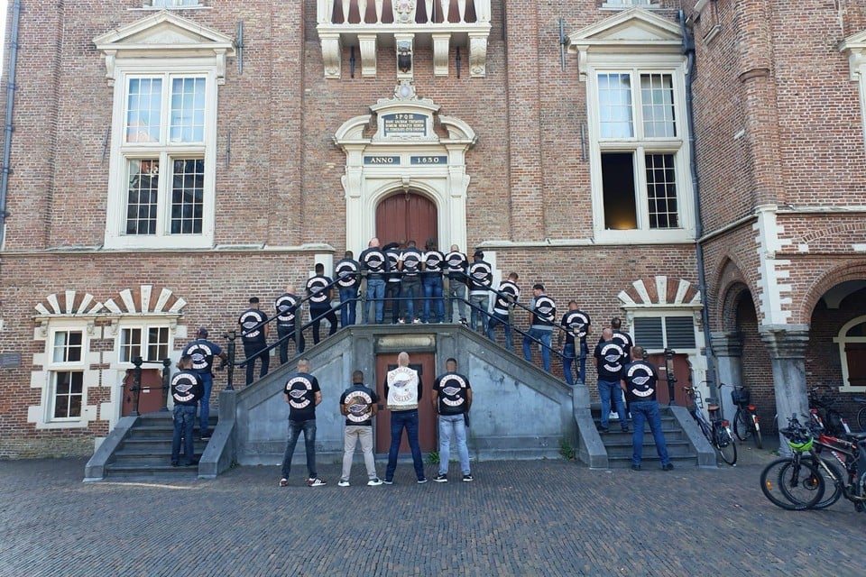 Afgelopen donderdag: Ruim twintig leden van de MC Hardliners poseren voor het stadhuis in Haarlem.