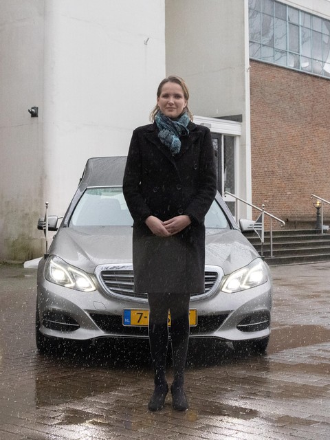 Uitvaartbegeleider Carola Vriend bij het uitvaartcentrum aan de Johannes Poststraat in Hoorn