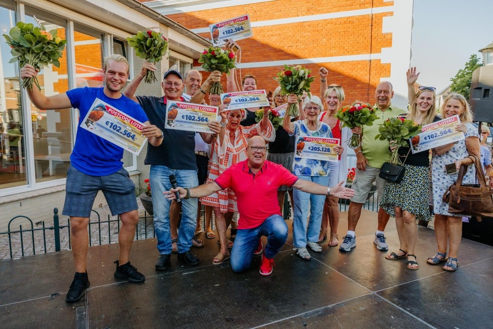 De vijftien winnaars van de Middelweg samen met Gaston Starreveld van de Postcode Loterij.