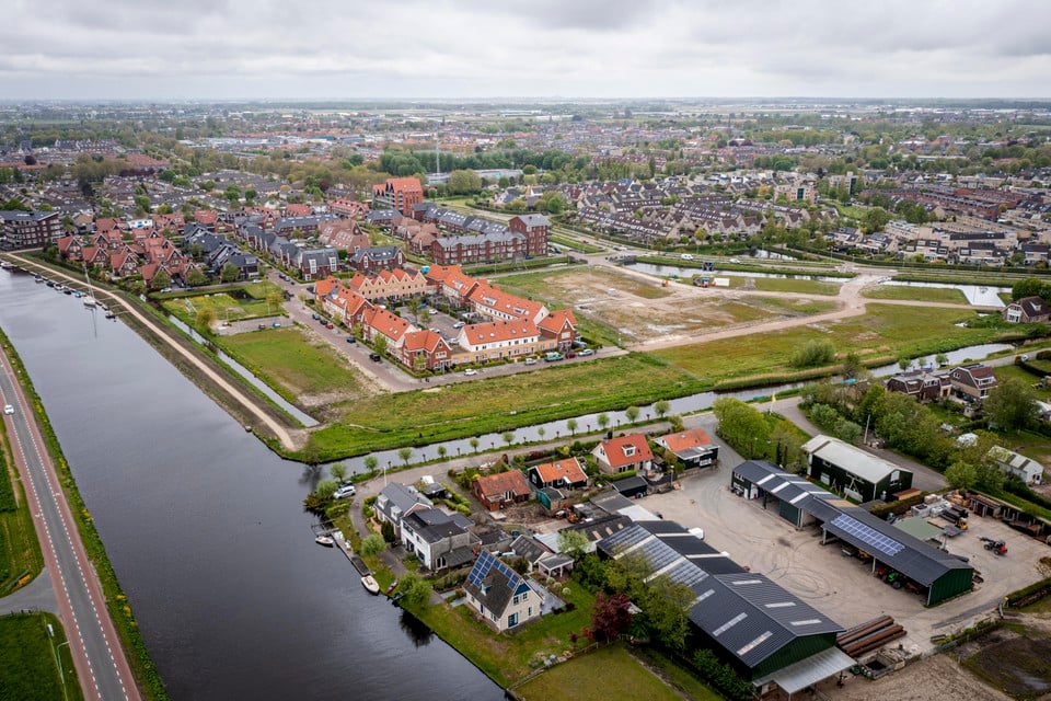 Vossepolder met links de Ringvaart. De laatste fase is gepland langs de Weerlanervaart en op de plek van de oude manege.