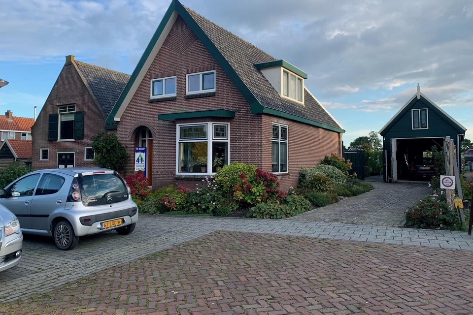 Het woonhuis met bijgebouw langs de Tuinstraat 3-5 in Venhuizen staat te koop. De bijbehorende grond hierachter is volgens de makelaar geschikt voor nieuwbouwplannen.
