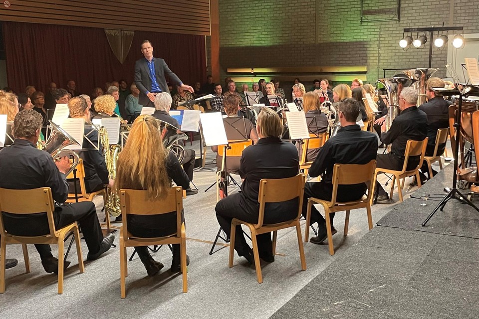 Fanfarekorps Ons Genoegen met dirigent Michael de Graaf.