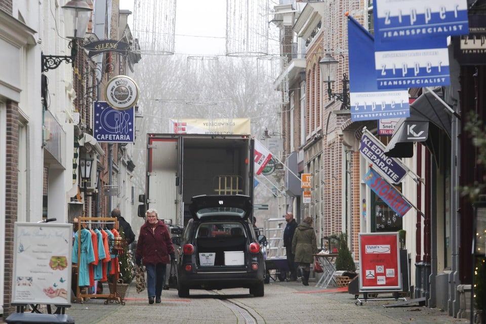 Weesp wil af van lange vrachtwagens in de binnenstad. Op de foto de Slijkstraat.