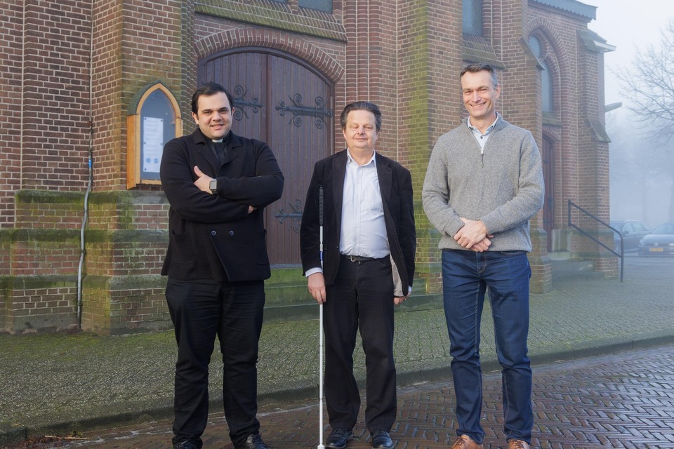 Het interimregiobestuur: vlnr Alvaro Rodriguez, Bert Glorie en Cees Backer voor de Sint-Lambertuskerk in De Weere.
