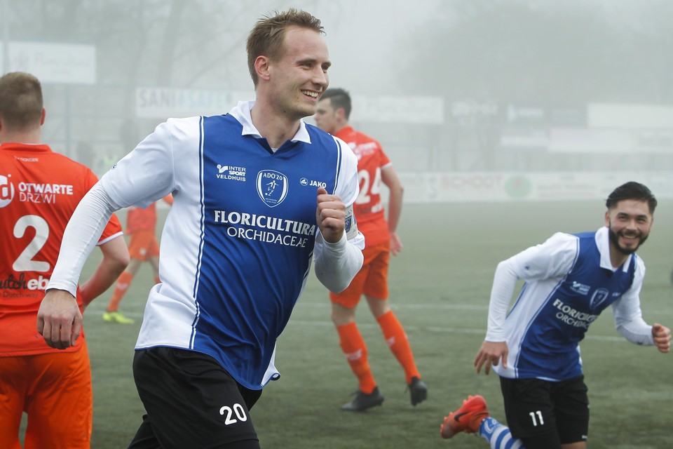 Gert-Jan van Leiden juicht na een score voor ADO’20.