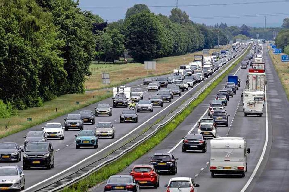 De Nederlandse wegen lopen steeds vaker compleet vol.