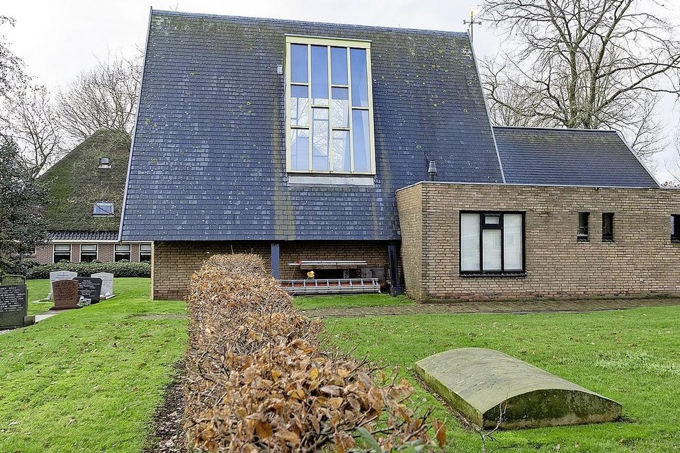 De kerk in Veenhuizen, waarbij in de buurt middeleeuwse kerkresten zijn gevonden.