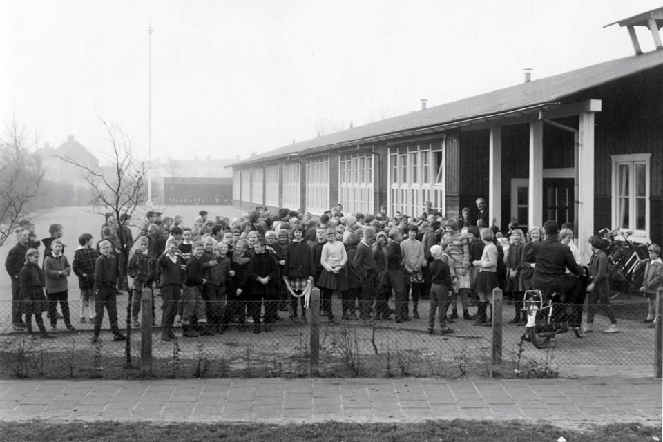 Foto uit de begintijd. Leerlingen op het schoolplein.