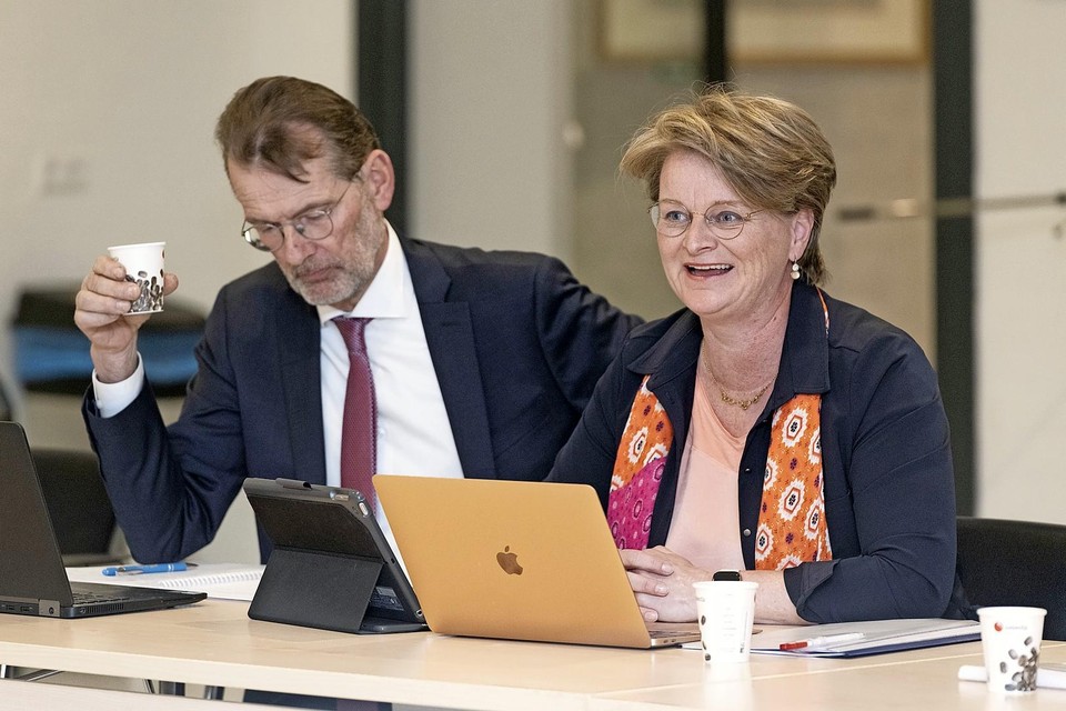 Alette Zandbergen en Gert Zagt (DLP) op een overleg met de politiek, daags na de verkiezingen